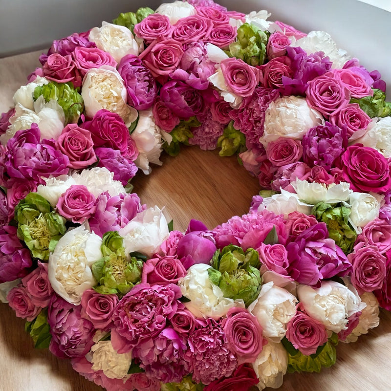 Corona fiorita lutto con colori pink