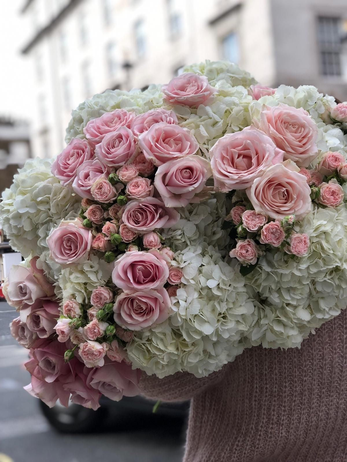Bouquet di stagione con ortensie e roselline