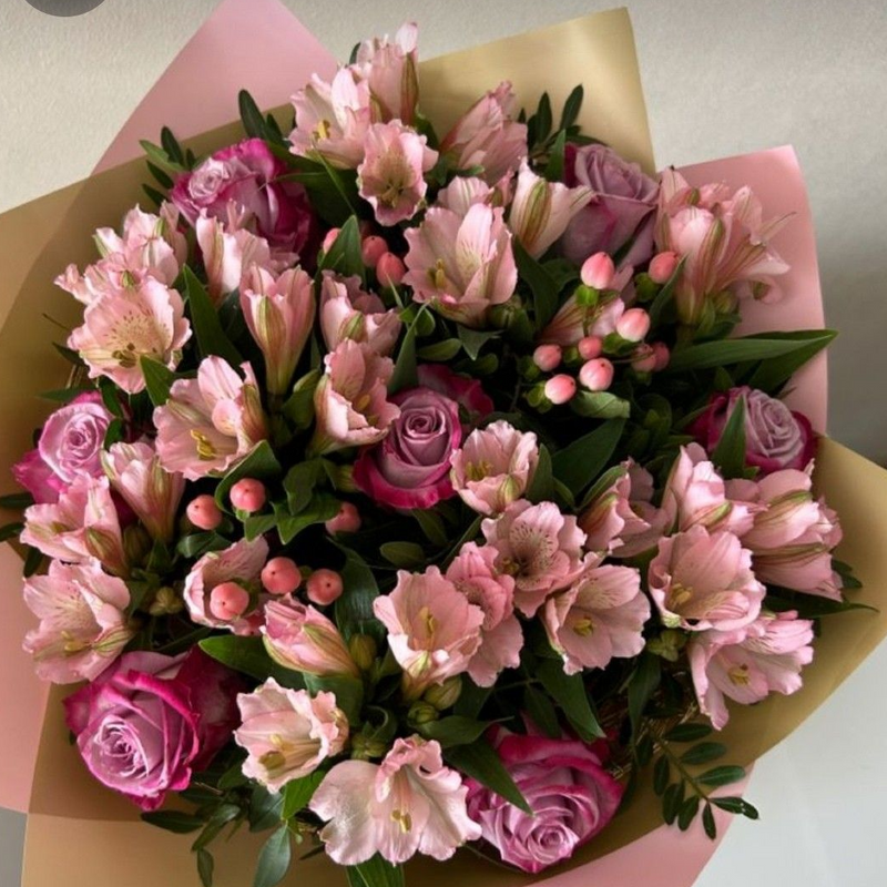 Bouquet di stagione con alstromeria e iperico