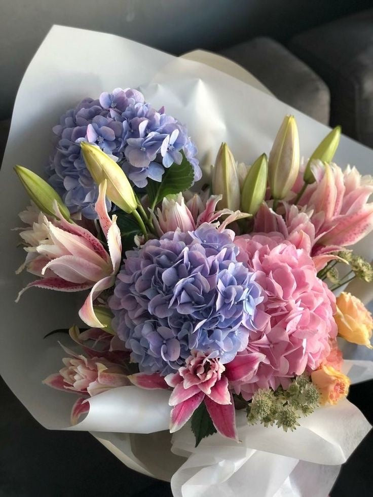 Bouquet con gigli e ortensie