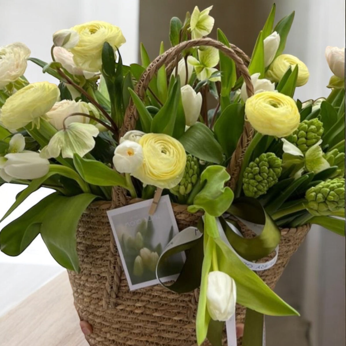 Bouquet di fiori primaverili nel sacchetto