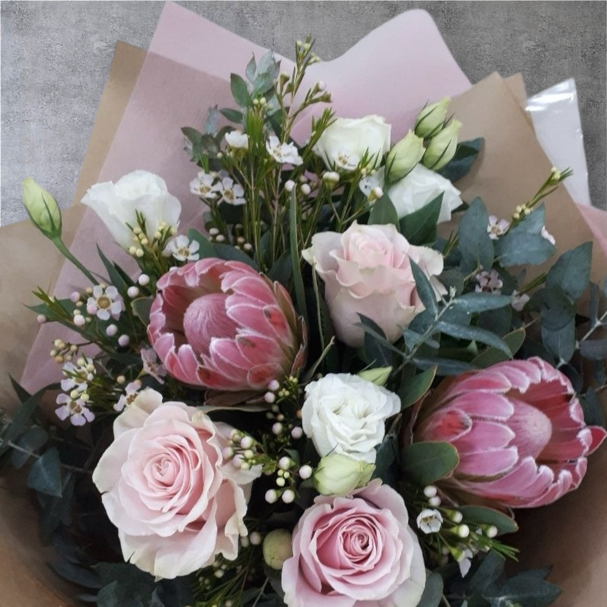 Bouquet autunnale con rose e protee