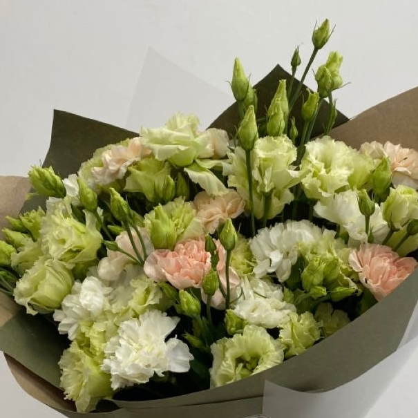 Bouquet di dianthus e lisianthus sorbetto