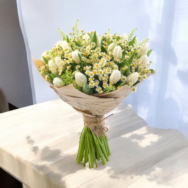 Bouquet di tulipani e camomilla
