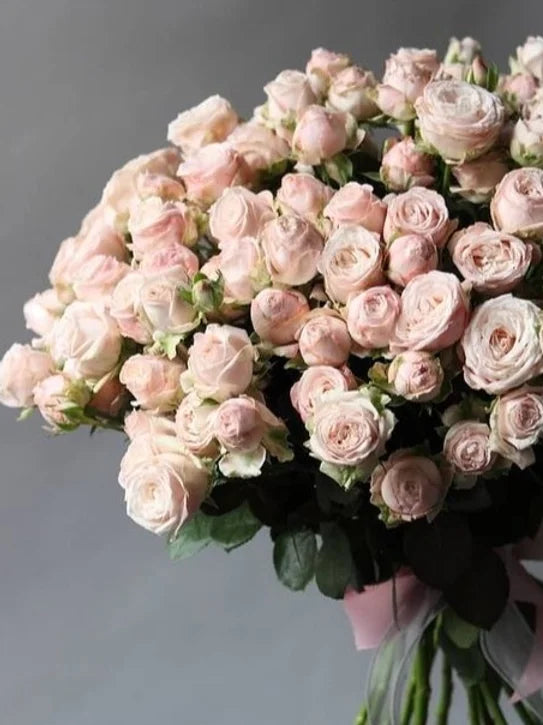Bouquet primaverile con rose ramificate
