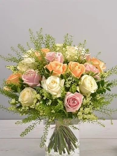 Bouquet di 21 Rose pastello e verde decorativo fine