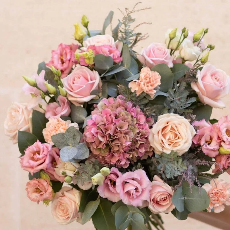 Bouquet di ortensie, rose, lisianthus, eucalipto per la Festa della Mamma