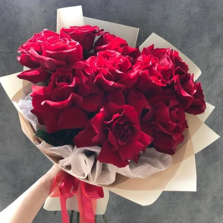 Bouquet San Valentino di 12 rose inglesi rosse