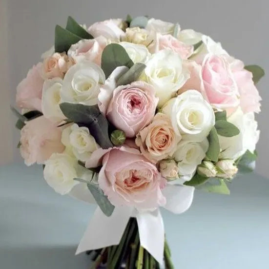 Bouquet di rose mix inglesi e normali con eucalipto