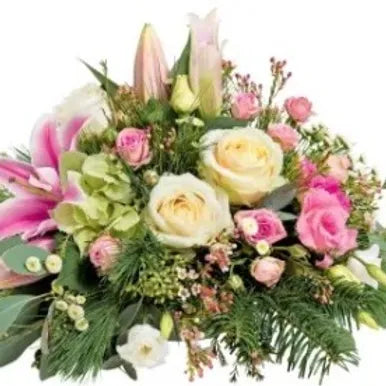 Centrotavola con fiori primaverili nei colori pastello