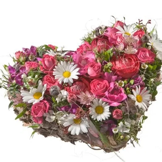 Composizione di fiori primaverili in un cuore