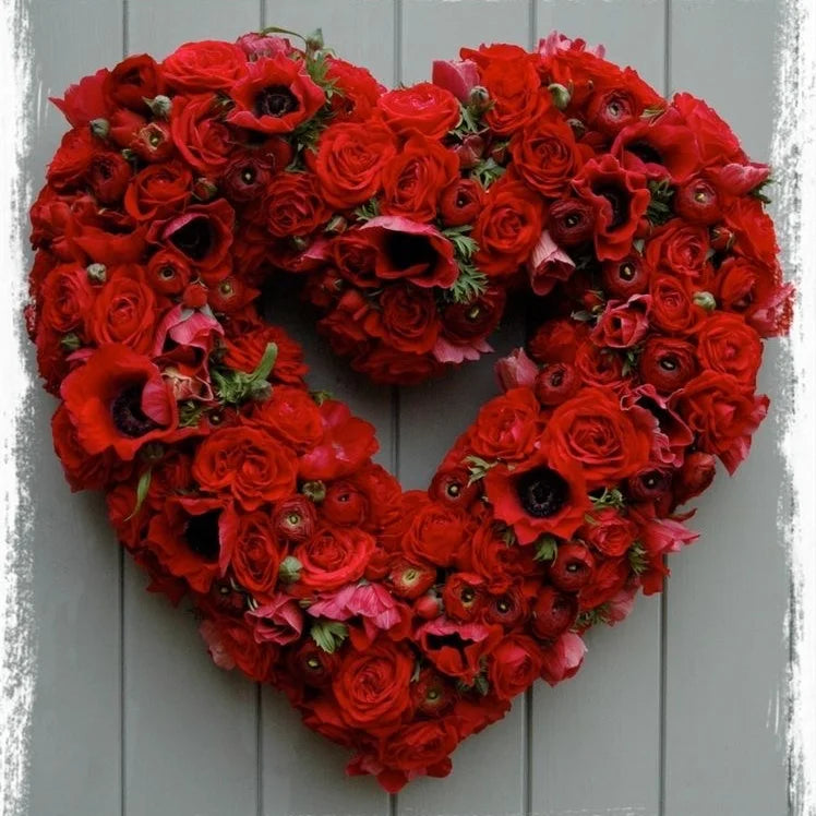 Cuore San Valentino con anemoni, ranuncoli e rose rigorosamente rosse