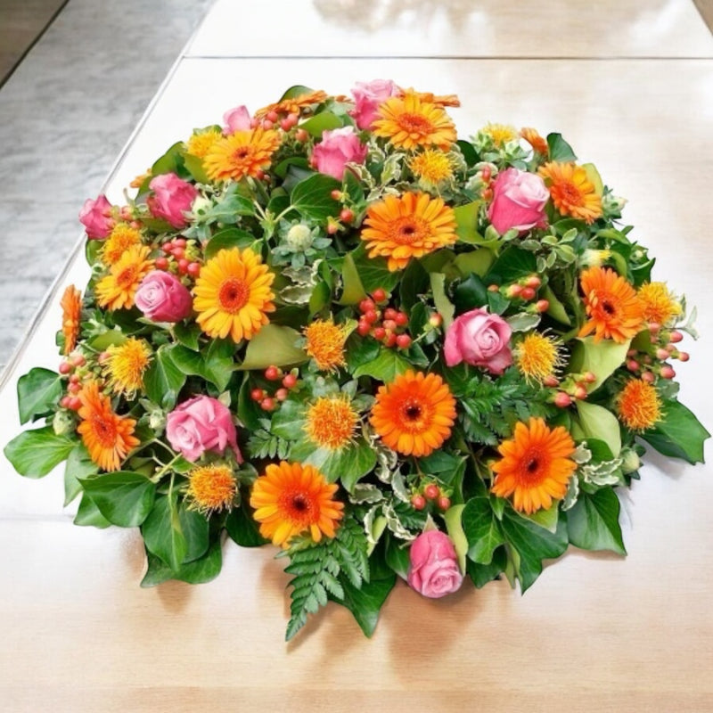 Composizione di fiori lutto colorata