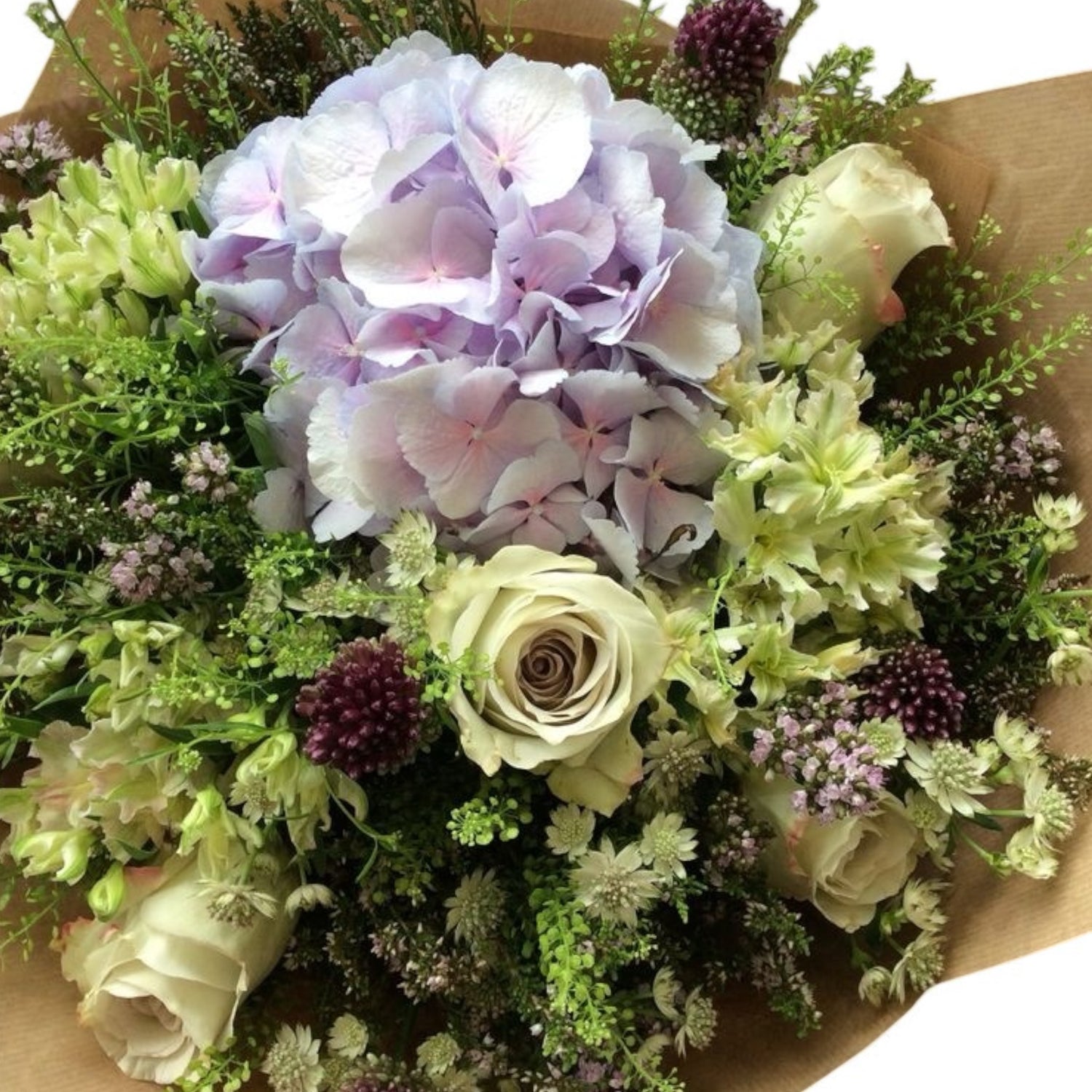 Bouquet di stagione con ortensia e fiori misti dai colori verde e lavanda