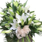 Mazzo funebre lutto gigli e verde decorativo.