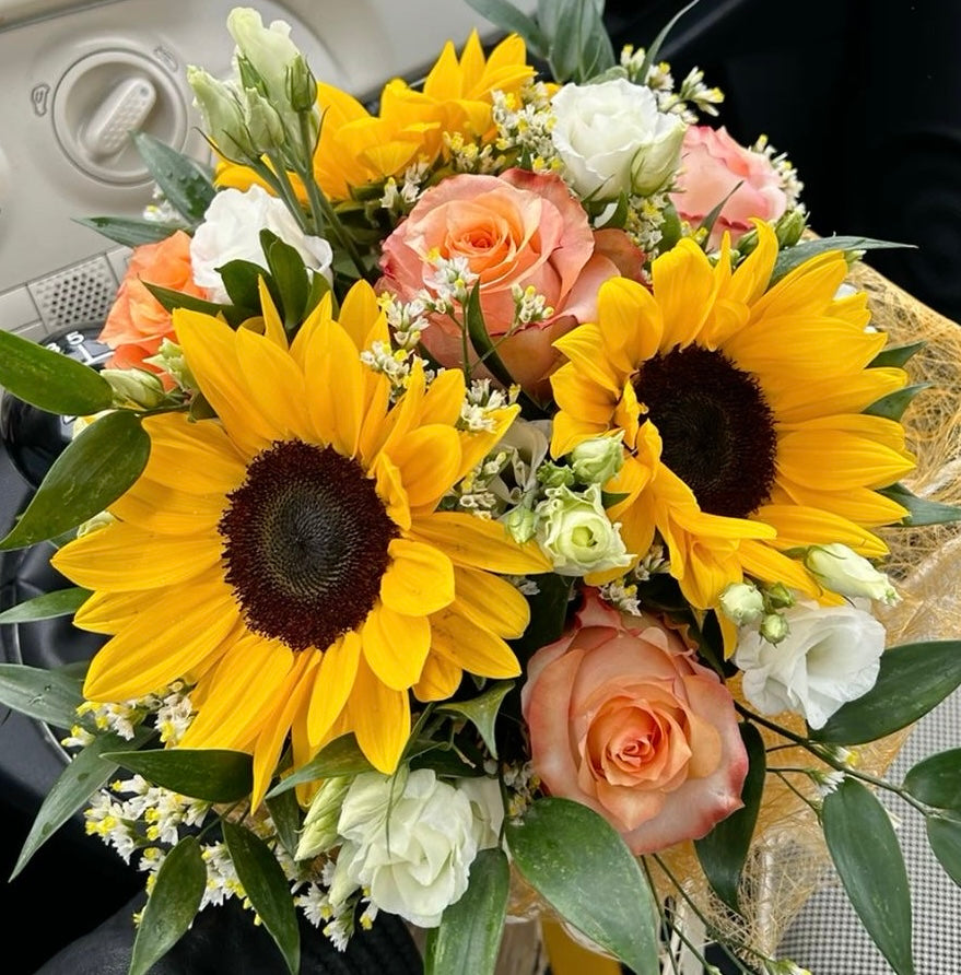 Bouquet di stagione con rose e girasoli