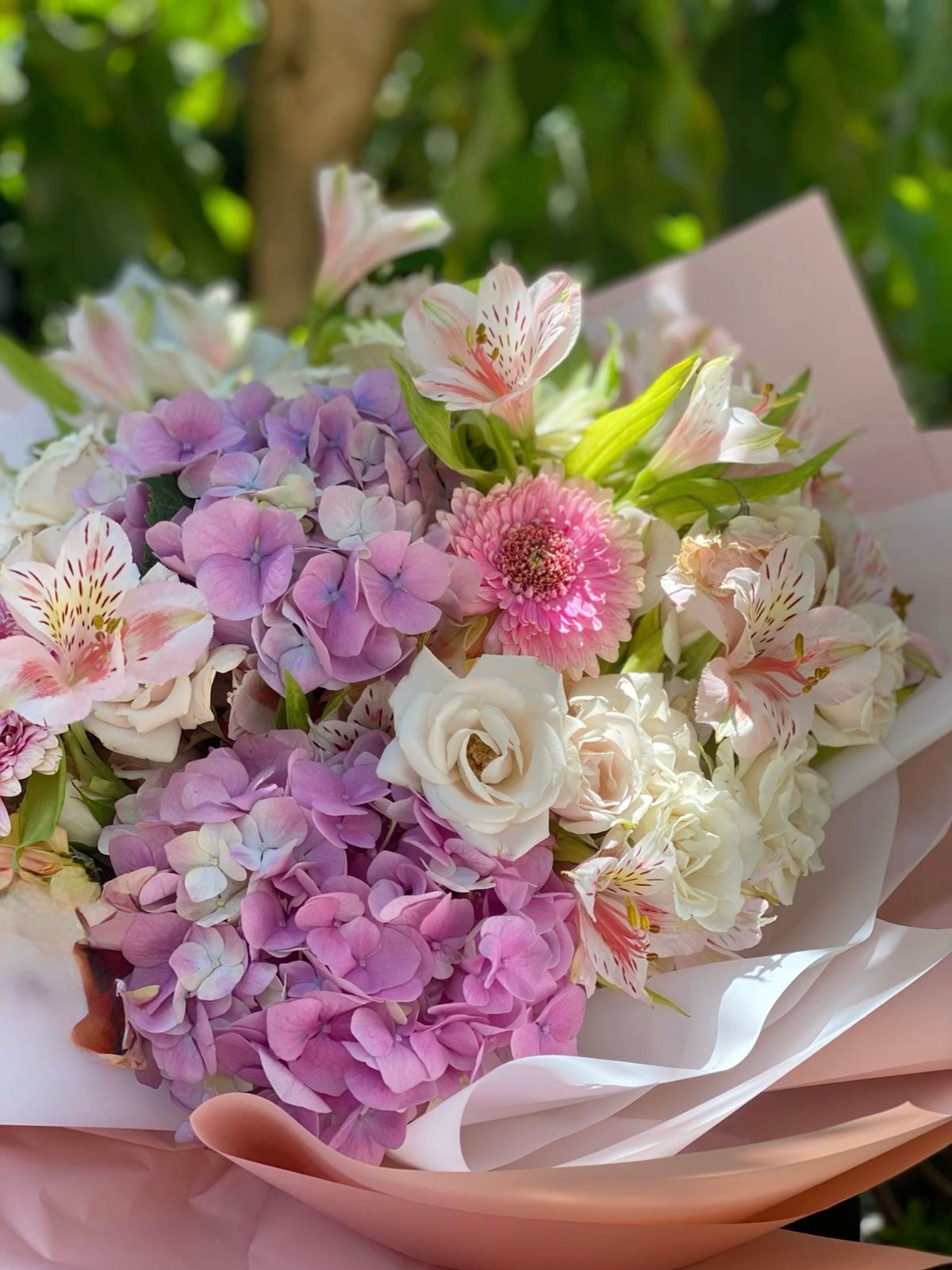 Bouquet di ortensie e fiori misti per la Frsta della Mamma
