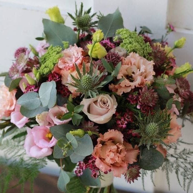 Bouquet di lisianthus, cardo, alchemilla, astrantia e verde decorativo