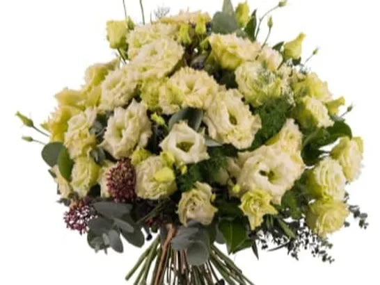 Bouquet di lisianthus con eucalipto e skimmia