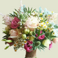 Bouquet di stagione con rose, cardo, lisianthus e verde decorativo