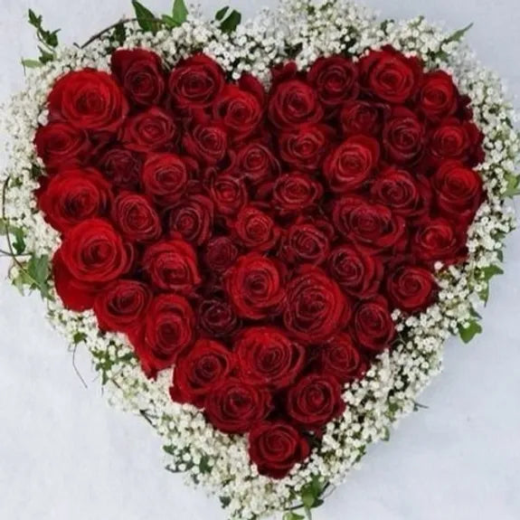 Cuore di rose rosse e gipsofila con edera