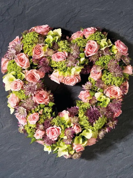 Cuore fiorito con rose, alchemilla, astrantia e lisianthus