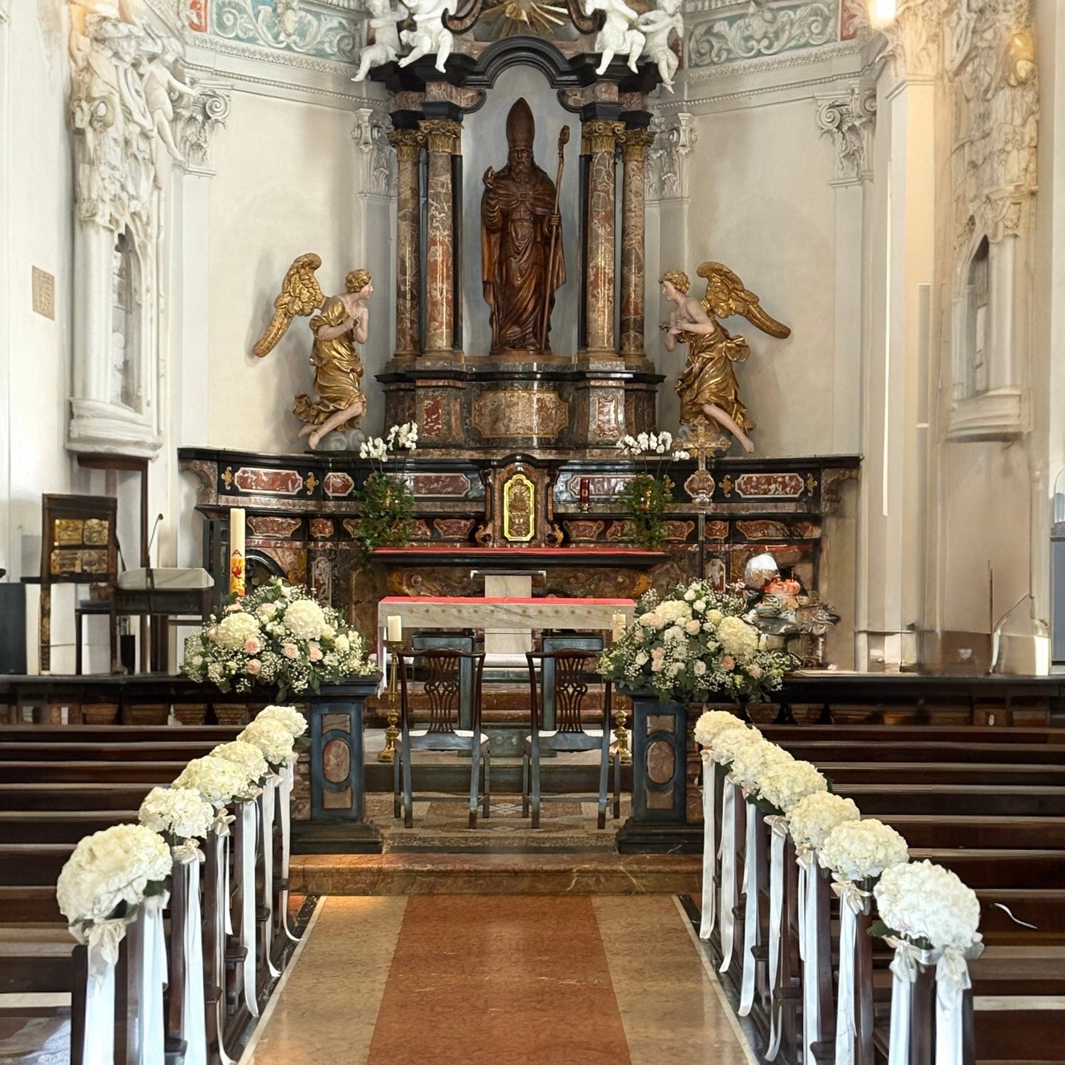 Decorazioni banchi chiesa