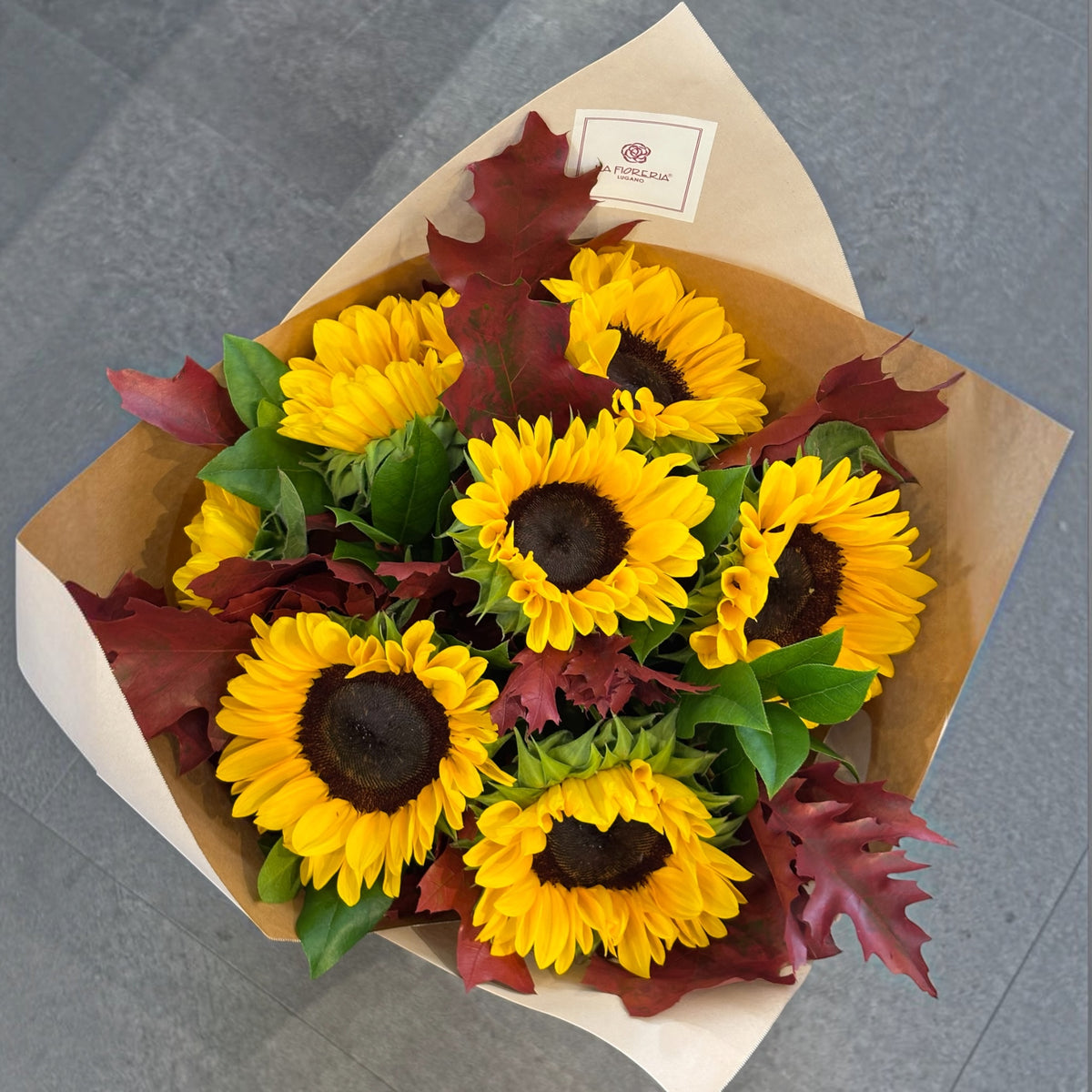 Bouquet di girasoli con foglie di quercia