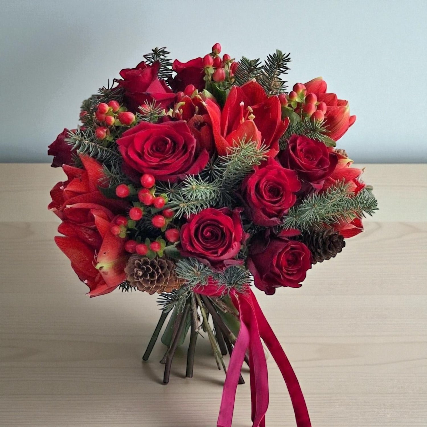 Bouquet Natale con nastrini rossi