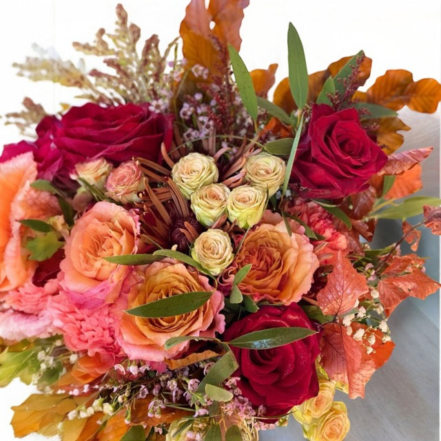 Bouquet con rose autunnali