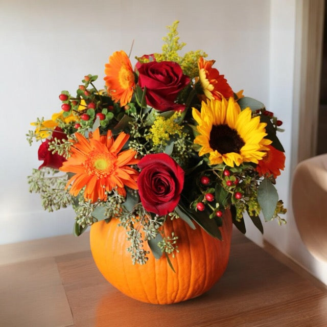 Bouquet di fiori autunnali nella zucca