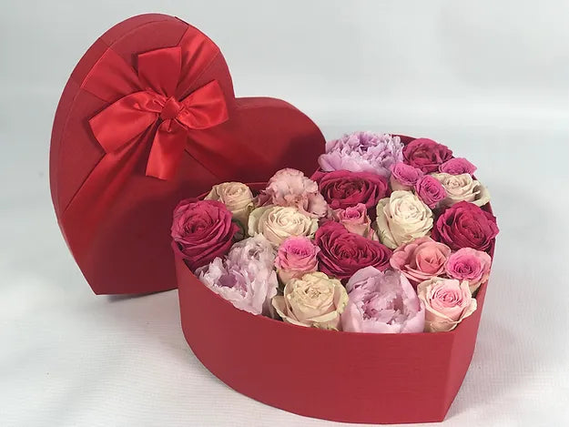 Scatola cuore con mix di rose inglesi e normali