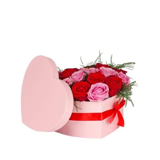 Scatola cuore rosa con rose mix