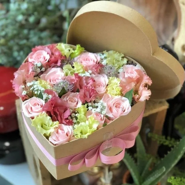 Scatola cuore con rose, lisianthus e verde decorativo