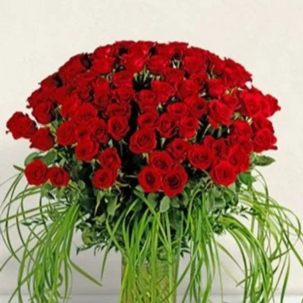 Bouquet di 100 Rose rosse con verde decorativo