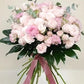 Bouquet di 10 rose spray, 9 ranuncoli, verde decorativo e fiocco