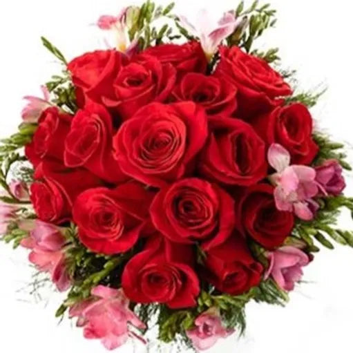 Bouquet di 15 rose, 10 fresie e verde decorativo