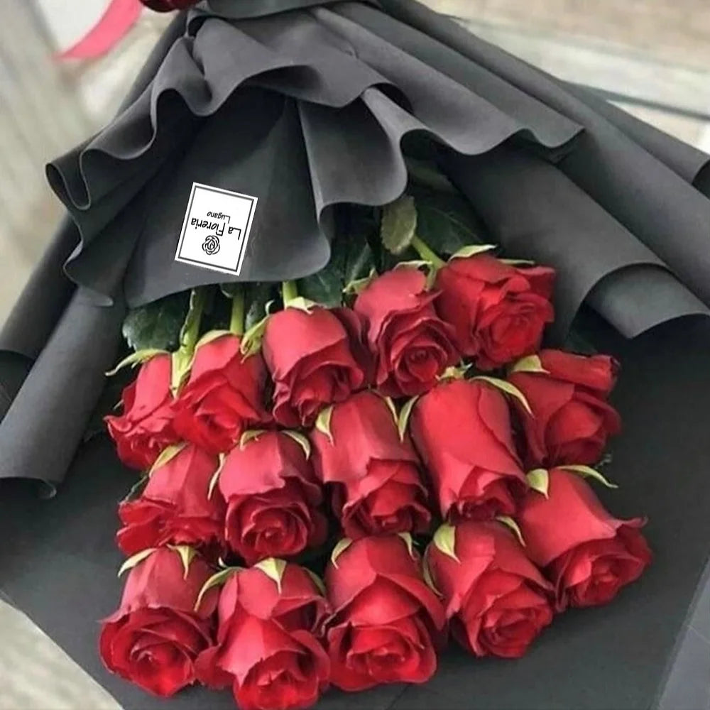 Bouquet di 15 rose rosse gambo lungo incarto nero