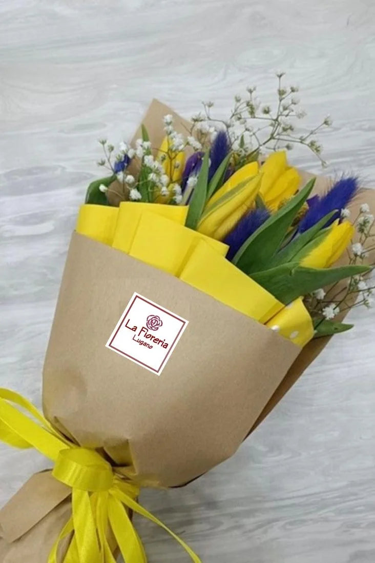 Bouquet di tulipani, gypsophila, dried blu per la Festa della Donna