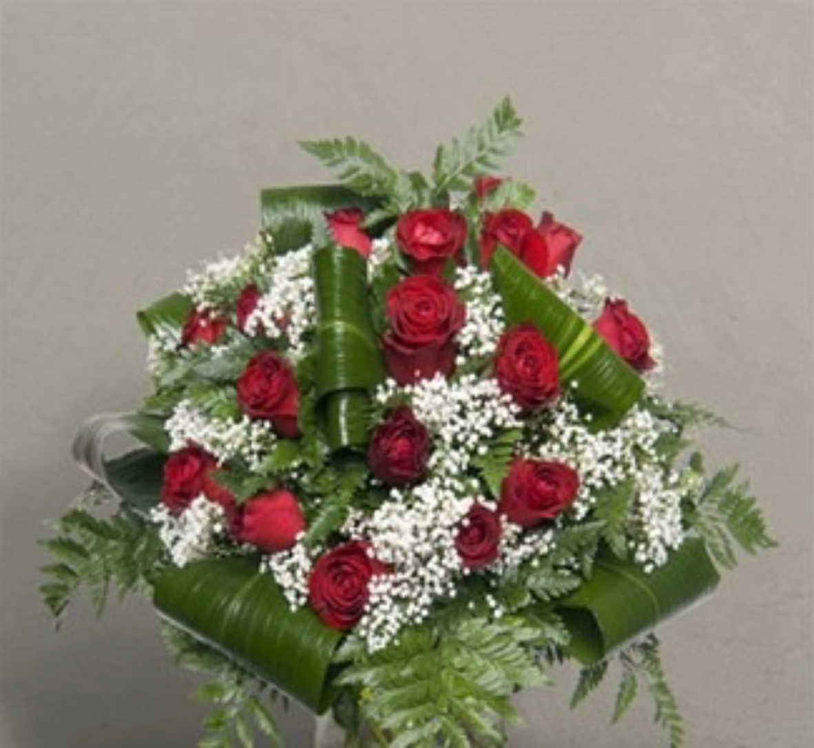 Bouquet di 18 roselline, gypsophila, aspidistra e verdi decorativi