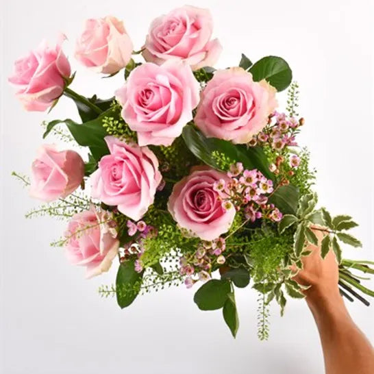 Bouquet di 9 rose con verde decorativo