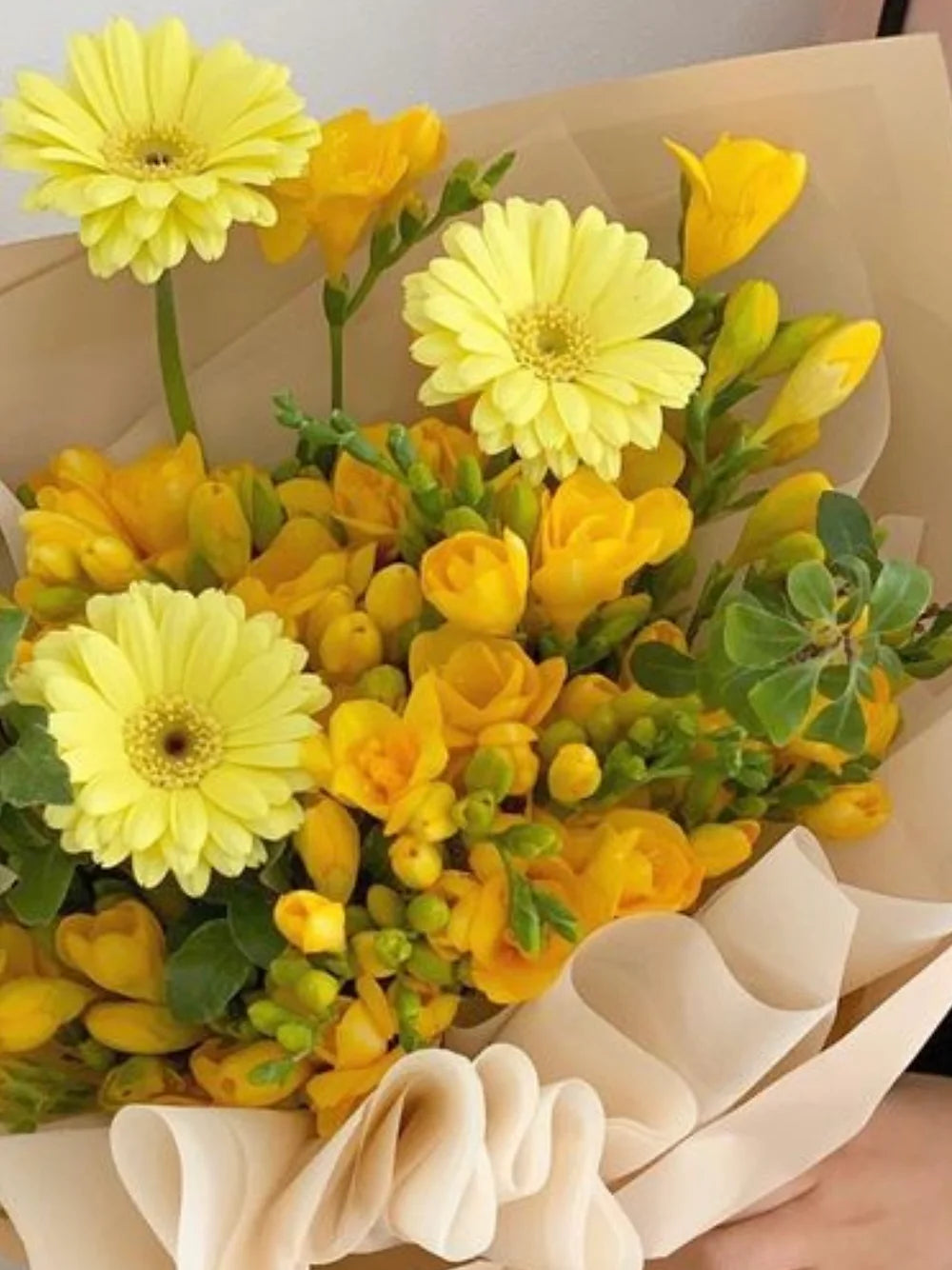 Bouquet con fresie, gerbere piccole e verde decorativo