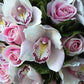 Bouquet di orchidee e rose con verde decorativo