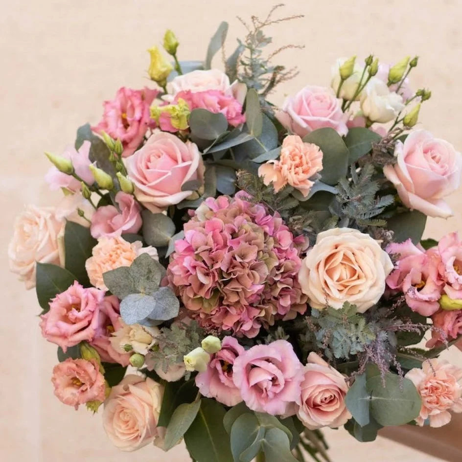 Bouquet di ortensie, rose, lisianthus, eucalipto