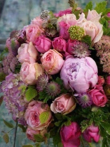 Bouquet di peonie, astrantia, ortensia, rose, roselline e verde decorativo