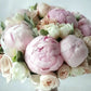 Bouquet di 7 peonie, roselline polianta e fresia Festa della Mamma