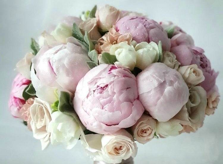 Bouquet di 7 peonie, roselline polianta e fresia per Matrimonio