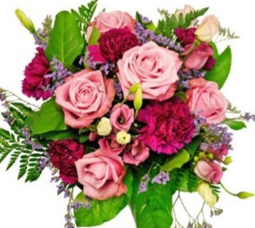 Bouquet di peonie, rose, lisianthus e verde decorativo