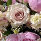 Bouquet di rose, peonie, viola ciocca e verdi decorativi