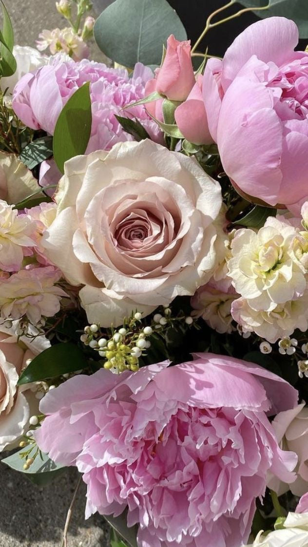 Bouquet di rose, peonie, viola ciocca e verdi decorativi